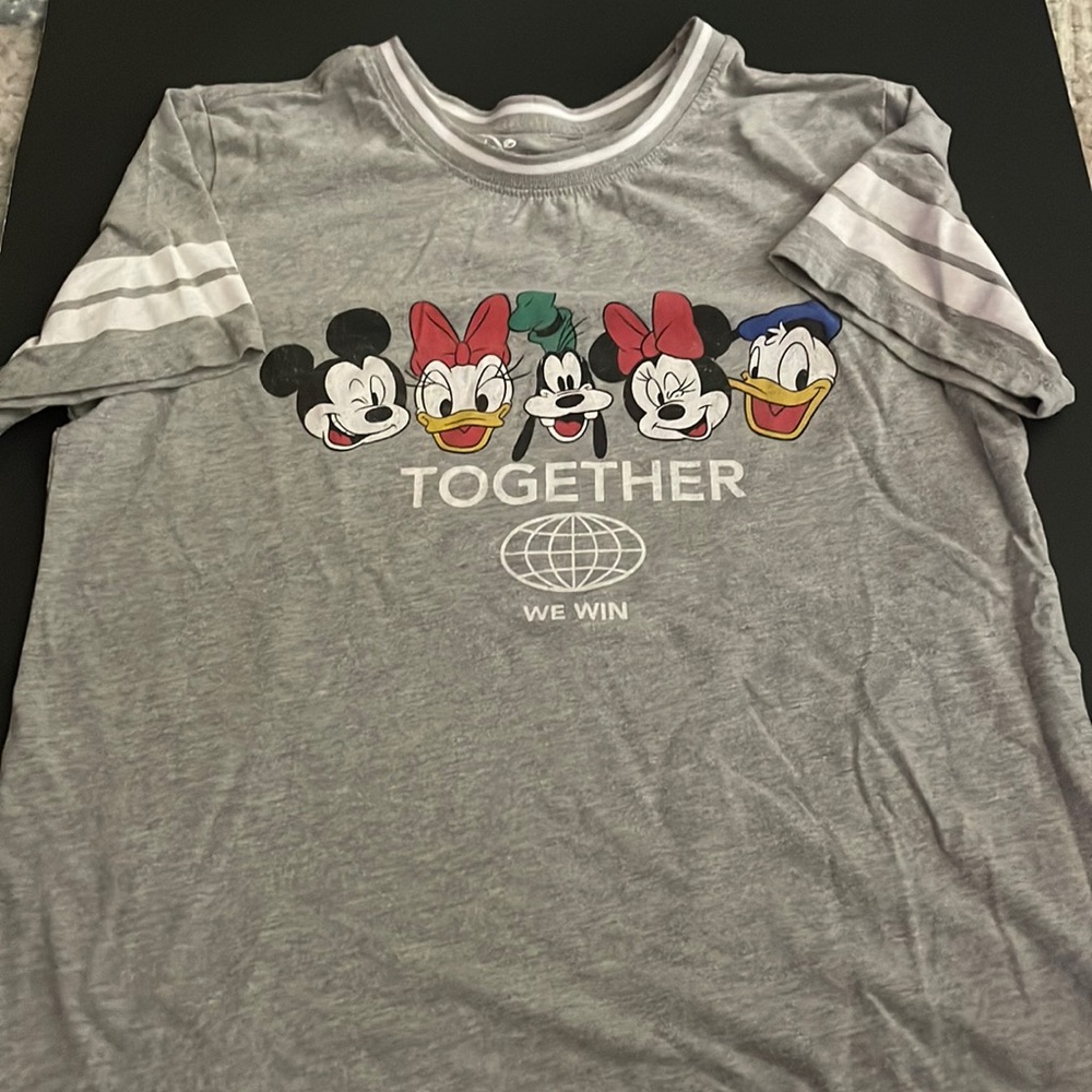 Youth Disney tee. L Short Sleeve